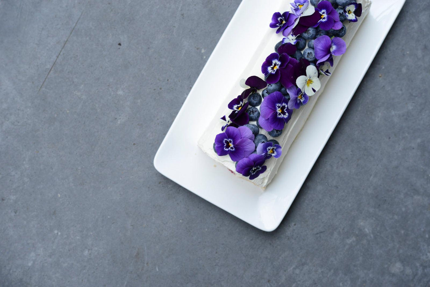 Pavlova roulée et fleurie // Chantilly de mascarpone - Vanessa Pouzet