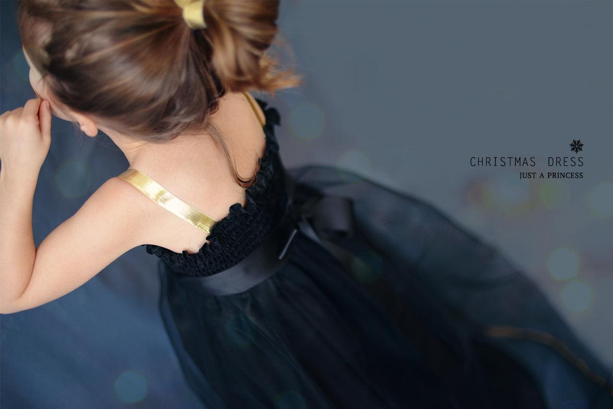 
                  
                    JUST A GIRL (4 ans au 38)
                  
                