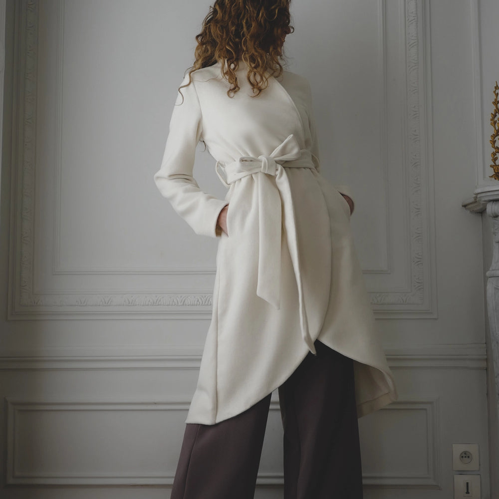 
                      
                        LE SECRET | Le manteau magique
                      
                    