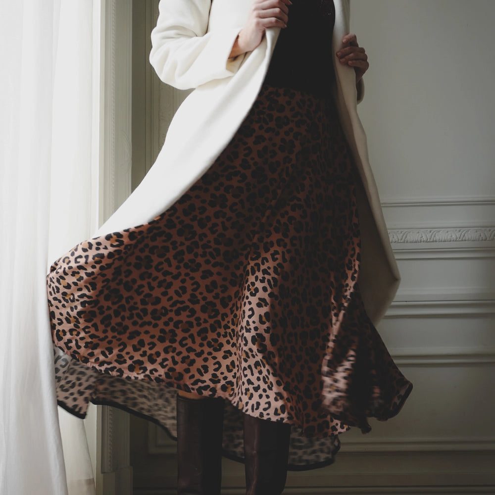 
                      
                        LE SECRET | Le manteau magique
                      
                    