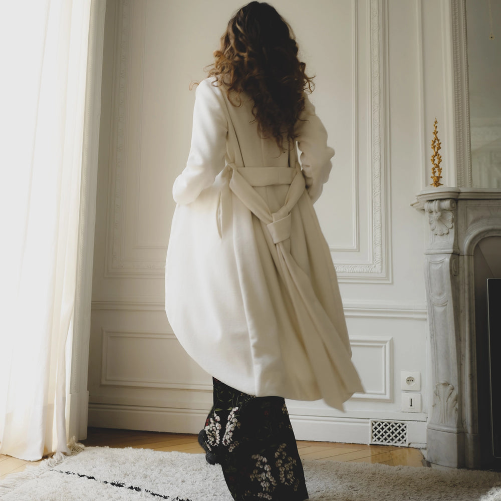 
                      
                        LE SECRET | Le manteau magique
                      
                    