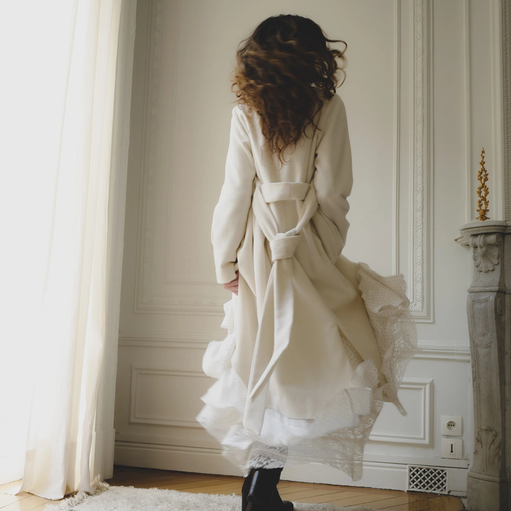 
                      
                        LE SECRET | Le manteau magique
                      
                    