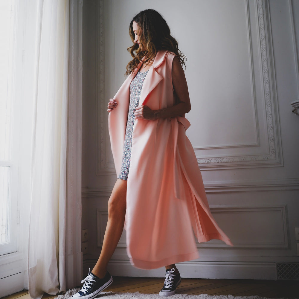 
                      
                        L'ADRESSE N°03 | Trench maxi sans manches
                      
                    