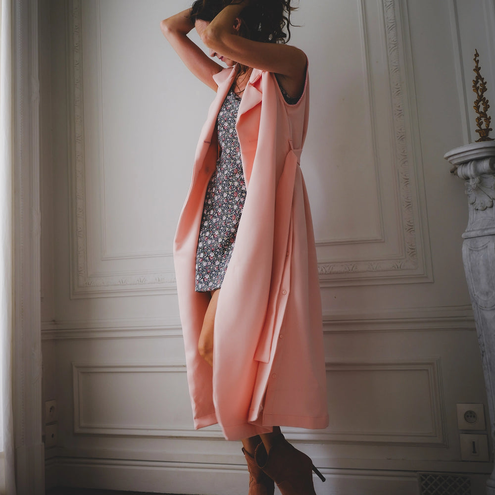 
                      
                        L'ADRESSE N°03 | Trench maxi sans manches
                      
                    