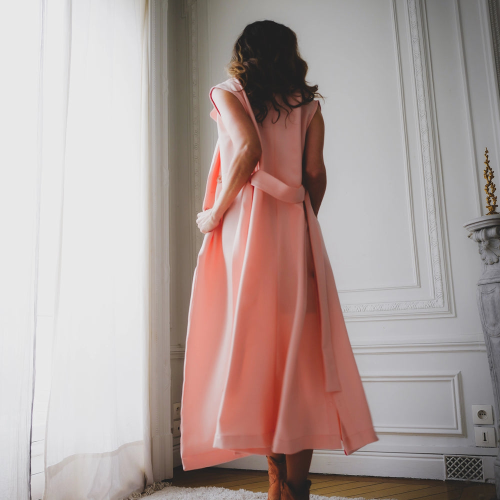 
                      
                        L'ADRESSE N°03 | Trench maxi sans manches
                      
                    