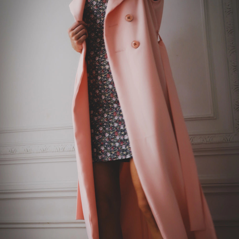 
                      
                        L'ADRESSE N°03 | Trench maxi sans manches
                      
                    