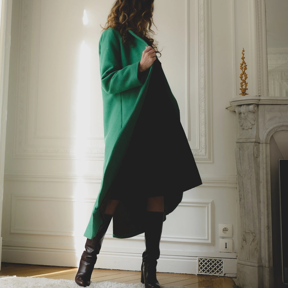 
                      
                        LE SECRET | Le manteau magique
                      
                    